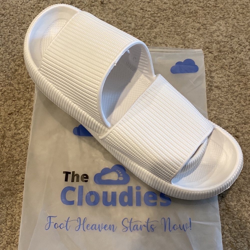 Cloudies - women’s size 7.5, white
